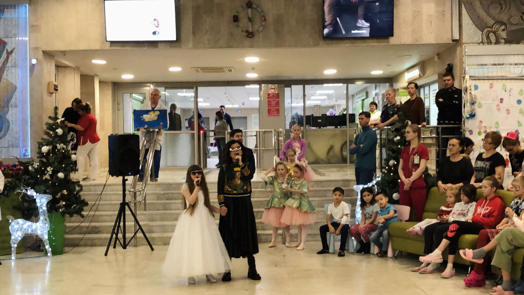 image-25-12-19-06-50-3 Диана Гурцкая поздравила наших детей своим замечательным выступлением и всех порадовала своим чудесным голосом