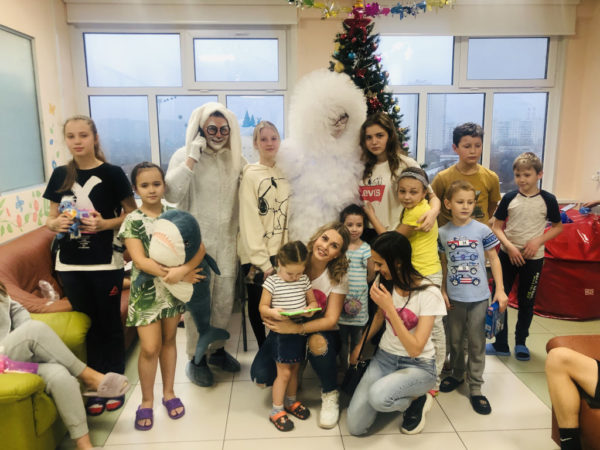 image-30-12-20-09-40 К нам в гости приехали ребята благотворительного Фонда Оксаны Федоровой «Спешите делать добро!”, чтобы поздравить детишек с наступающим Новым годом.