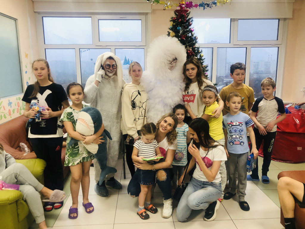 image-30-12-20-09-40 К нам в гости приехали ребята благотворительного Фонда Оксаны Федоровой «Спешите делать добро!”, чтобы поздравить детишек с наступающим Новым годом.