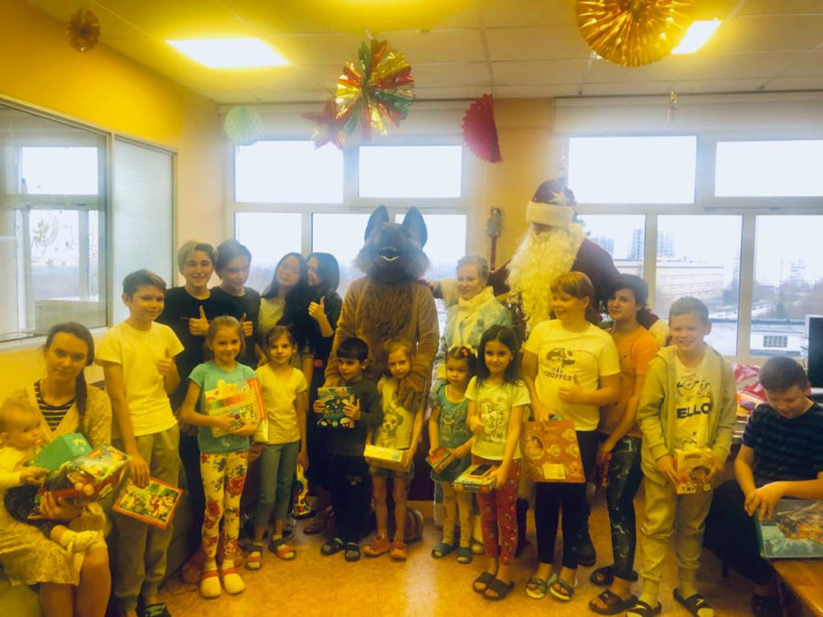 image-30-12-20-09-48-1 сотрудники городской клинической больницы имени А.К. Ерамишанцева с Дедом Морозом и Снегурочкой провели новогодний утренник для маленьких пациентов в нашей больнице