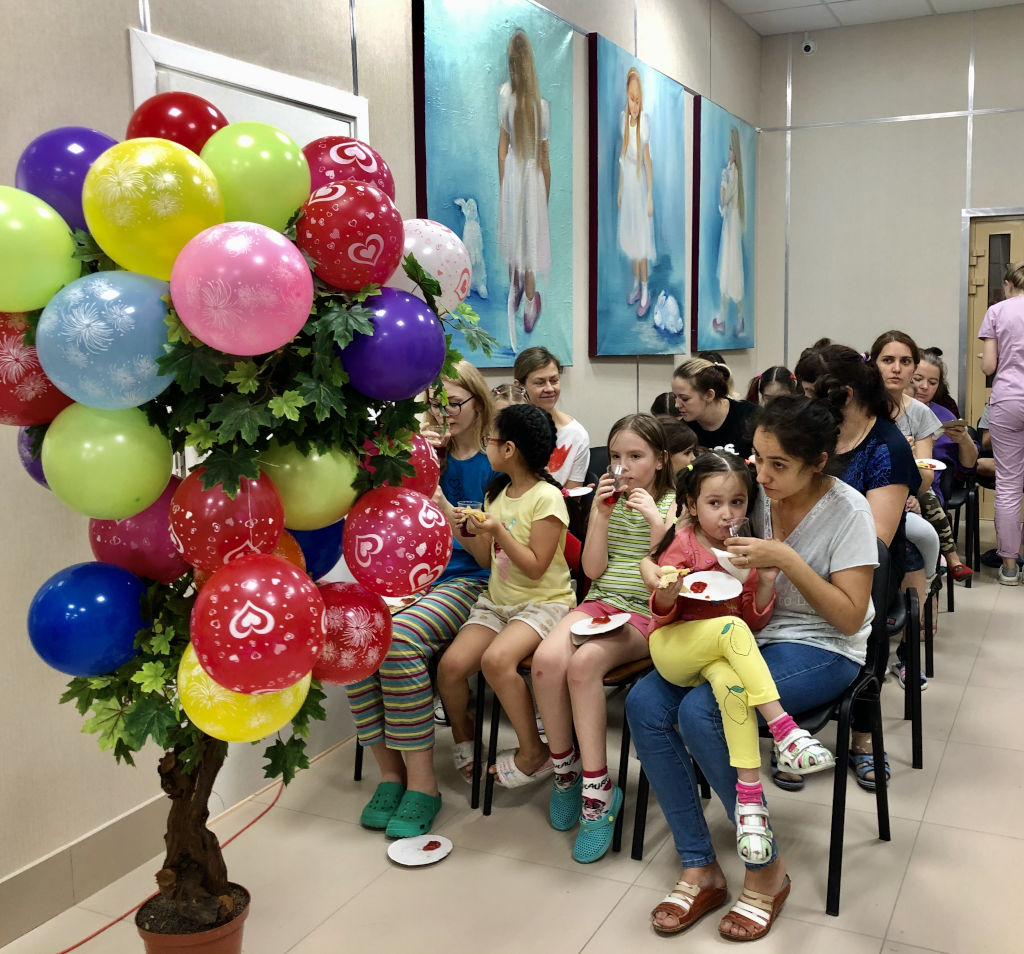 Сегодня сотрудники нашей больницы и Национальный центр помощи детям провели для детей очередное праздничное мероприятие, посвящённое масленице