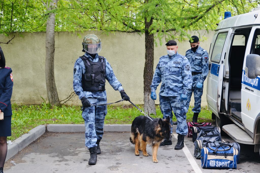 В преддверии Дня защиты детей столичные росгвардейцы в рамках благотворительной акции «Спасибо вам» вместе с российским эстрадным певцом и телеведущим Родионом Газмановым, а также членом совета по культуре Росгвардии Алексеем Огурцовым навестили детей, находящихся на лечении в нашей больнице.