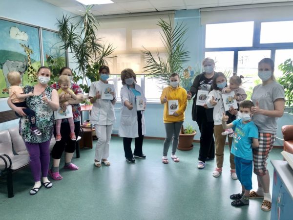 image-05-06-20-06-05-1 Сегодня в рамках акции «Подарок маме», сотрудники больницы вручили книги «Три главных года» и «Ребенок от 3 до 7» мамам, находящимся в больнице по уходу за детьми.