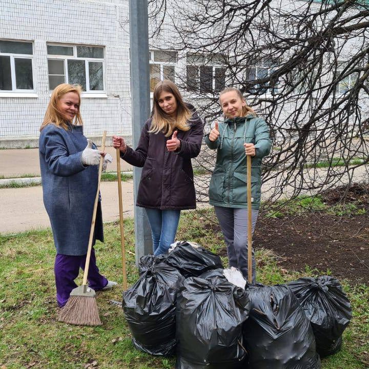 В минувшую субботу в больнице завершился месячник по уборке на территории больницы, в рамках которого в свободное от работы время все сотрудники больницы приводили в порядок свои курируемые участки.