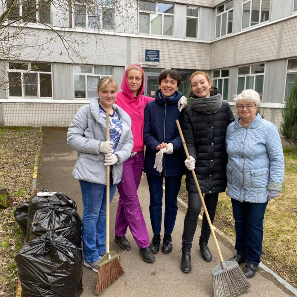 В минувшую субботу в больнице завершился месячник по уборке на территории больницы, в рамках которого в свободное от работы время все сотрудники больницы приводили в порядок свои курируемые участки.