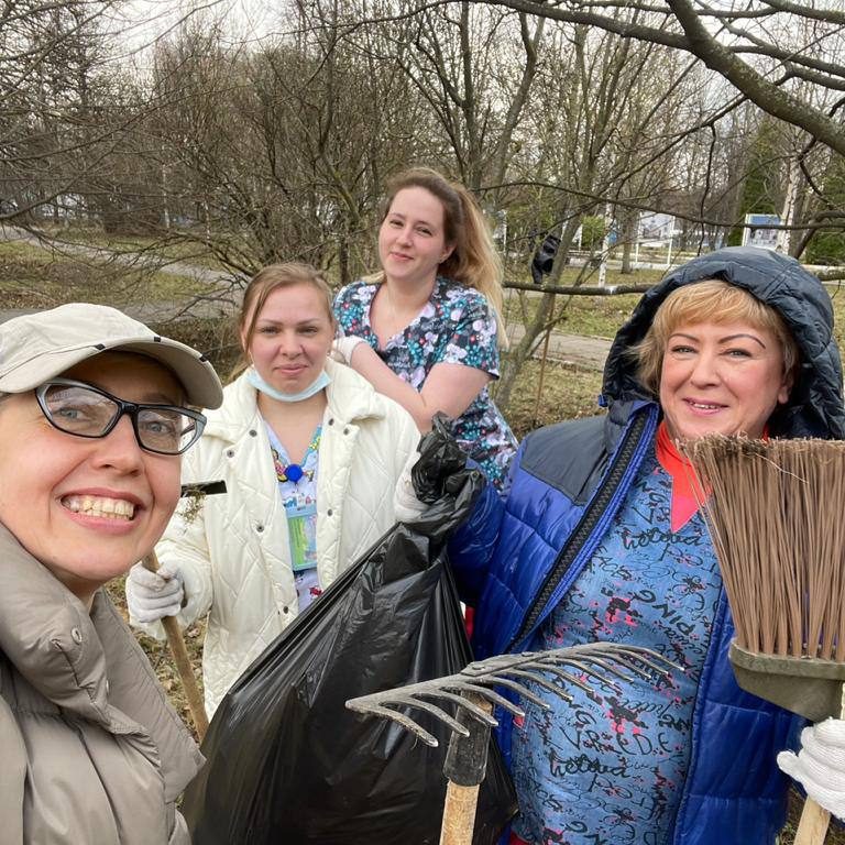 В минувшую субботу в больнице завершился месячник по уборке на территории больницы, в рамках которого в свободное от работы время все сотрудники больницы приводили в порядок свои курируемые участки.
