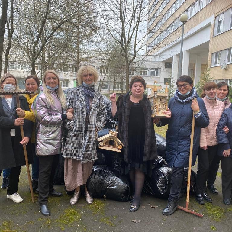 В минувшую субботу в больнице завершился месячник по уборке на территории больницы, в рамках которого в свободное от работы время все сотрудники больницы приводили в порядок свои курируемые участки.