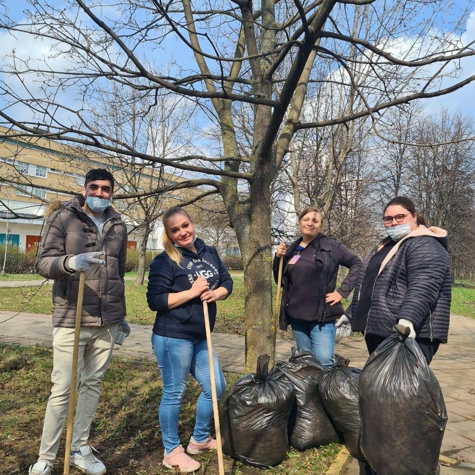 В минувшую субботу в больнице завершился месячник по уборке на территории больницы, в рамках которого в свободное от работы время все сотрудники больницы приводили в порядок свои курируемые участки.