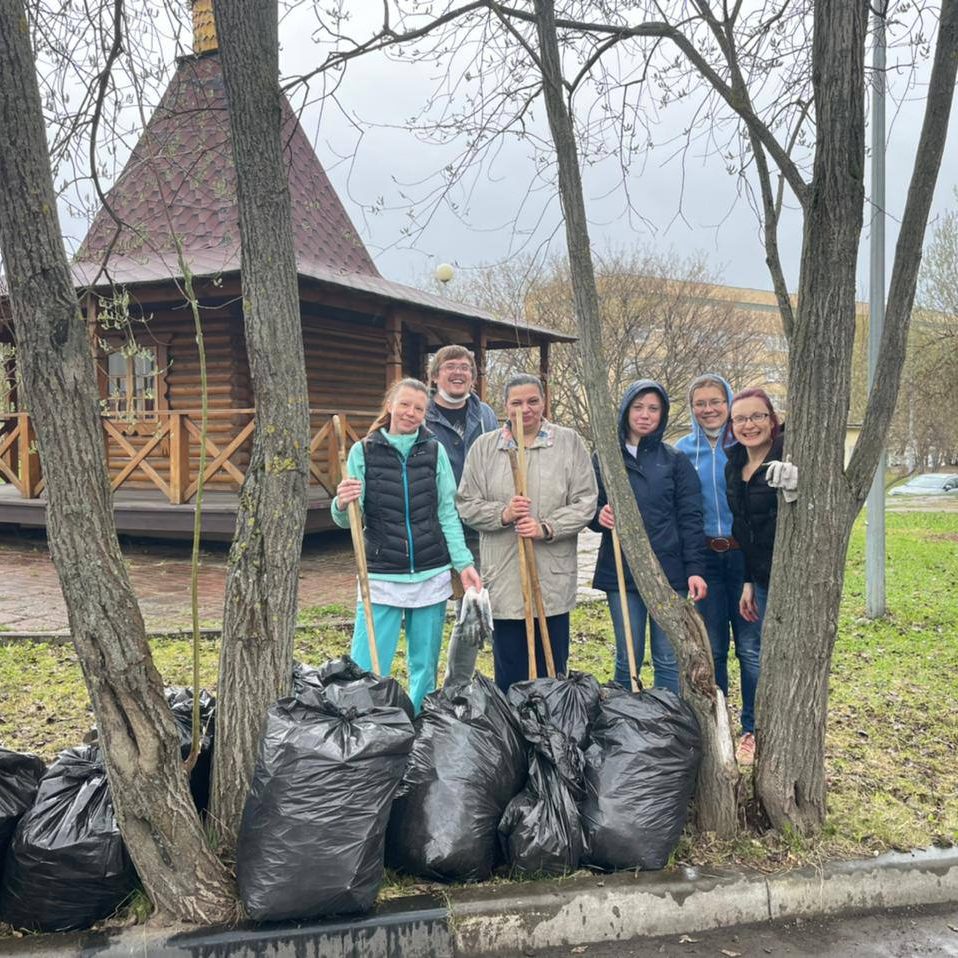 В минувшую субботу в больнице завершился месячник по уборке на территории больницы, в рамках которого в свободное от работы время все сотрудники больницы приводили в порядок свои курируемые участки.