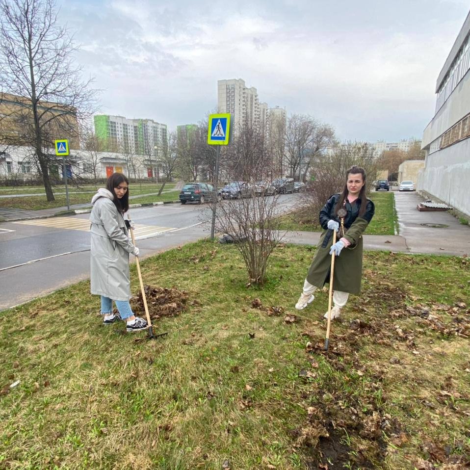 В минувшую субботу в больнице завершился месячник по уборке на территории больницы, в рамках которого в свободное от работы время все сотрудники больницы приводили в порядок свои курируемые участки.
