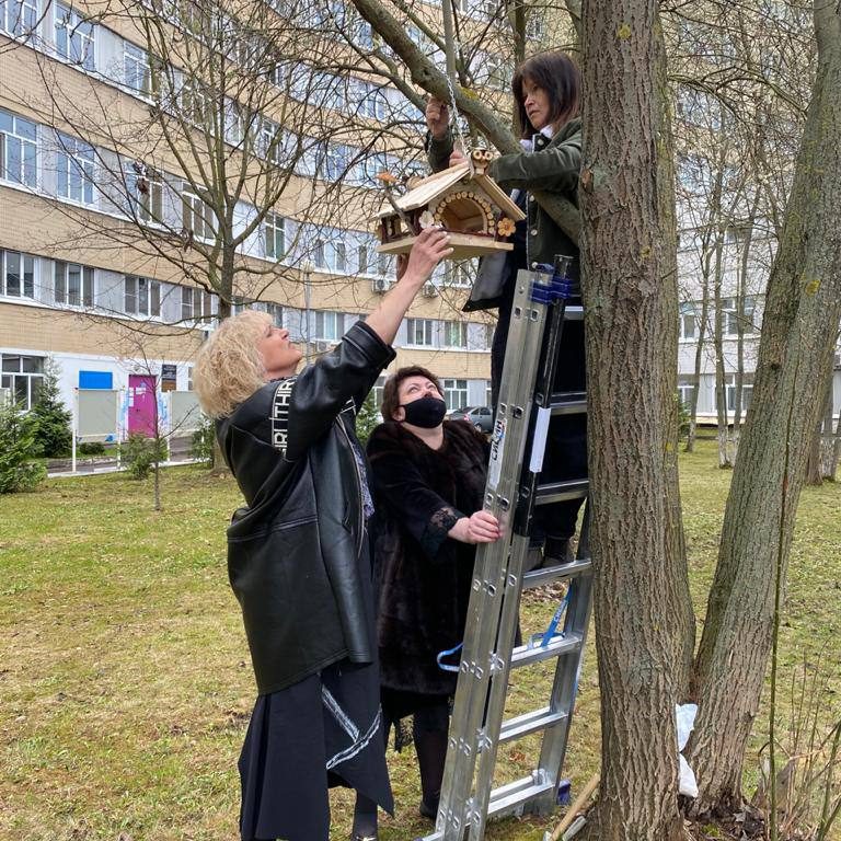 В минувшую субботу в больнице завершился месячник по уборке на территории больницы, в рамках которого в свободное от работы время все сотрудники больницы приводили в порядок свои курируемые участки.