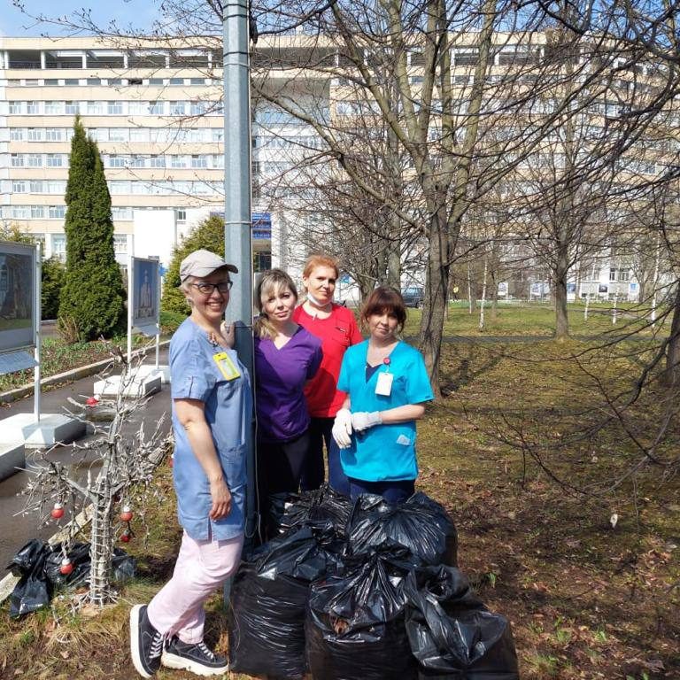 В минувшую субботу в больнице завершился месячник по уборке на территории больницы, в рамках которого в свободное от работы время все сотрудники больницы приводили в порядок свои курируемые участки.