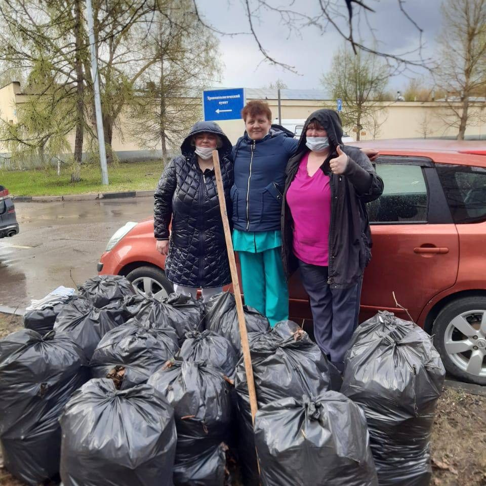 В минувшую субботу в больнице завершился месячник по уборке на территории больницы, в рамках которого в свободное от работы время все сотрудники больницы приводили в порядок свои курируемые участки.