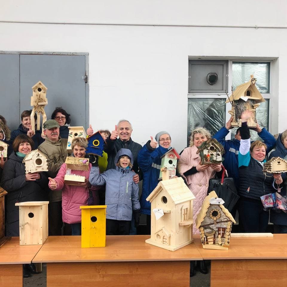 Сегодня, в день субботника мы провели в больнице необычную акцию - конкурс на лучший скворечник. От всех отделений было представлено 57 скворечников, каждый из которых можно назвать произведением искусства.