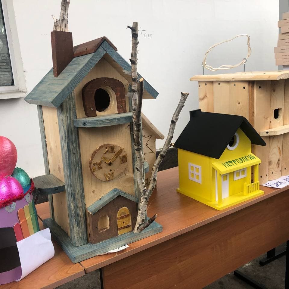 Сегодня, в день субботника мы провели в больнице необычную акцию - конкурс на лучший скворечник. От всех отделений было представлено 57 скворечников, каждый из которых можно назвать произведением искусства.