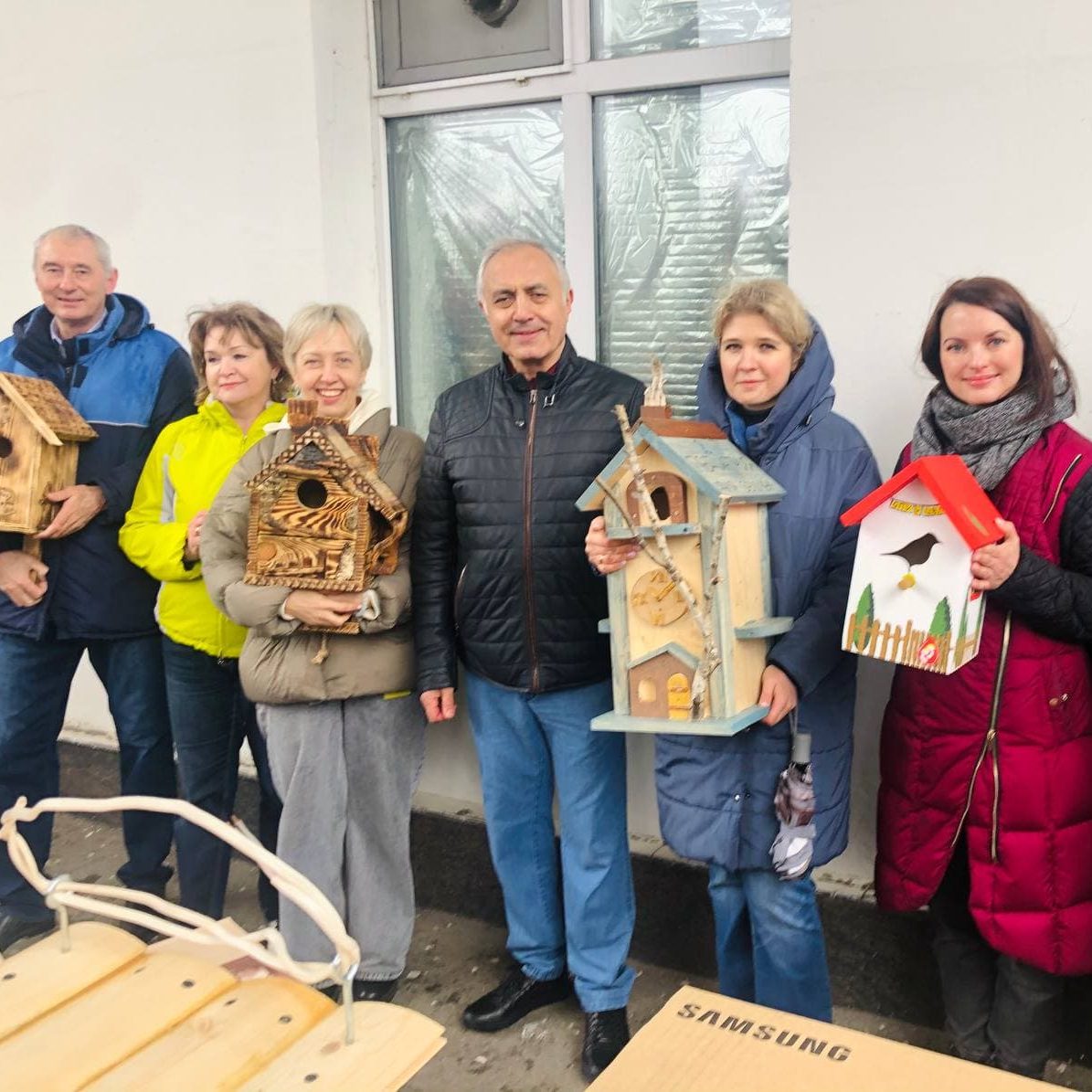 Сегодня, в день субботника мы провели в больнице необычную акцию - конкурс на лучший скворечник. От всех отделений было представлено 57 скворечников, каждый из которых можно назвать произведением искусства.