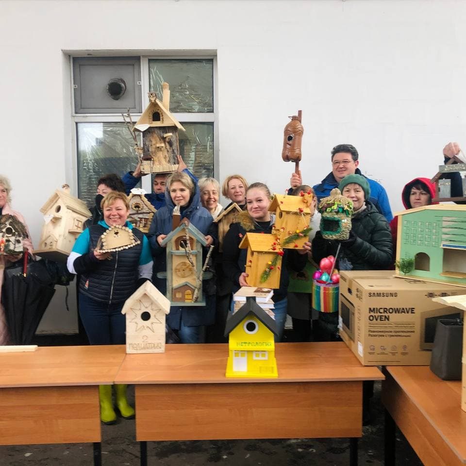 Сегодня, в день субботника мы провели в больнице необычную акцию - конкурс на лучший скворечник. От всех отделений было представлено 57 скворечников, каждый из которых можно назвать произведением искусства.