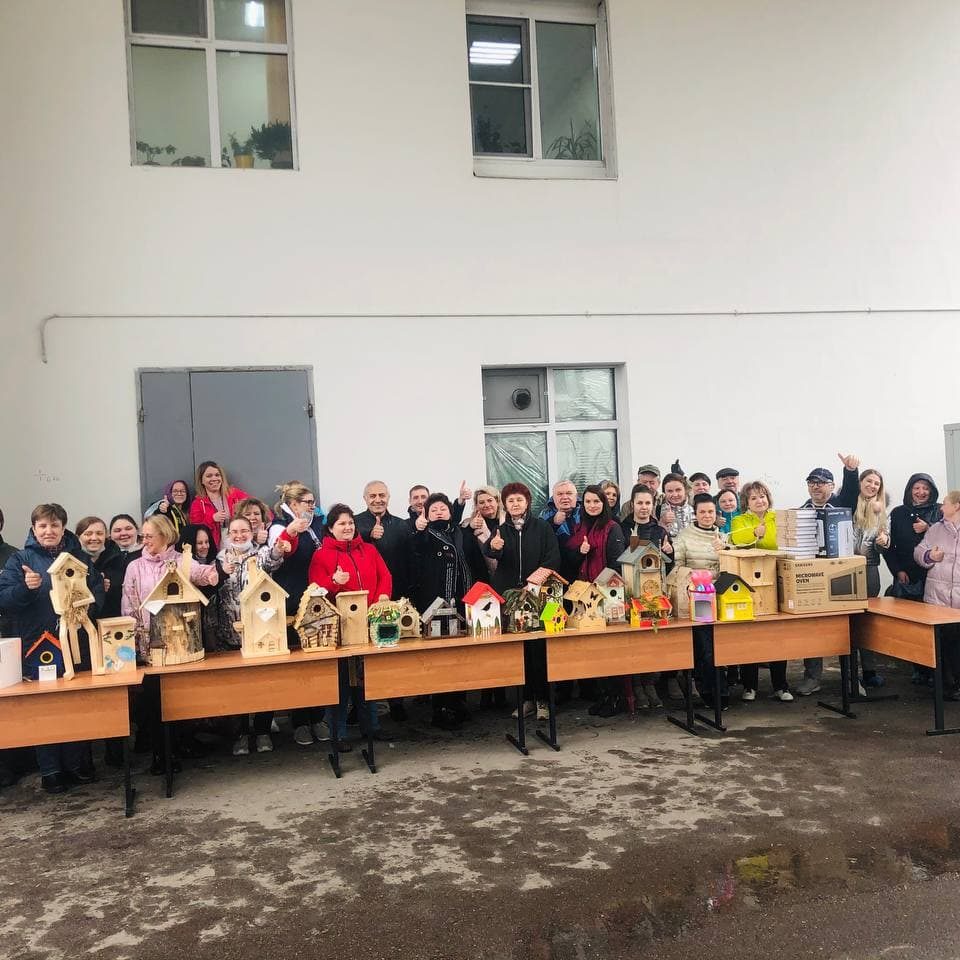 Сегодня, в день субботника мы провели в больнице необычную акцию - конкурс на лучший скворечник. От всех отделений было представлено 57 скворечников, каждый из которых можно назвать произведением искусства.