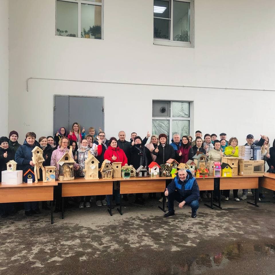 Сегодня, в день субботника мы провели в больнице необычную акцию - конкурс на лучший скворечник. От всех отделений было представлено 57 скворечников, каждый из которых можно назвать произведением искусства.