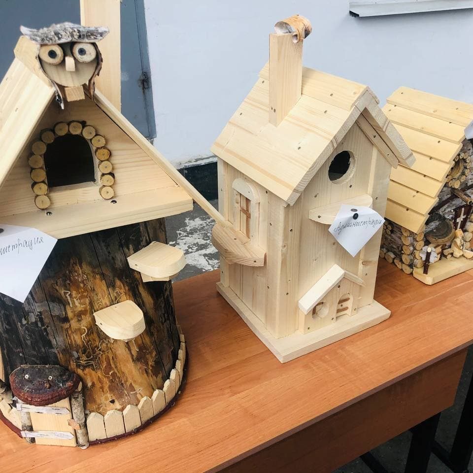 Сегодня, в день субботника мы провели в больнице необычную акцию - конкурс на лучший скворечник. От всех отделений было представлено 57 скворечников, каждый из которых можно назвать произведением искусства.