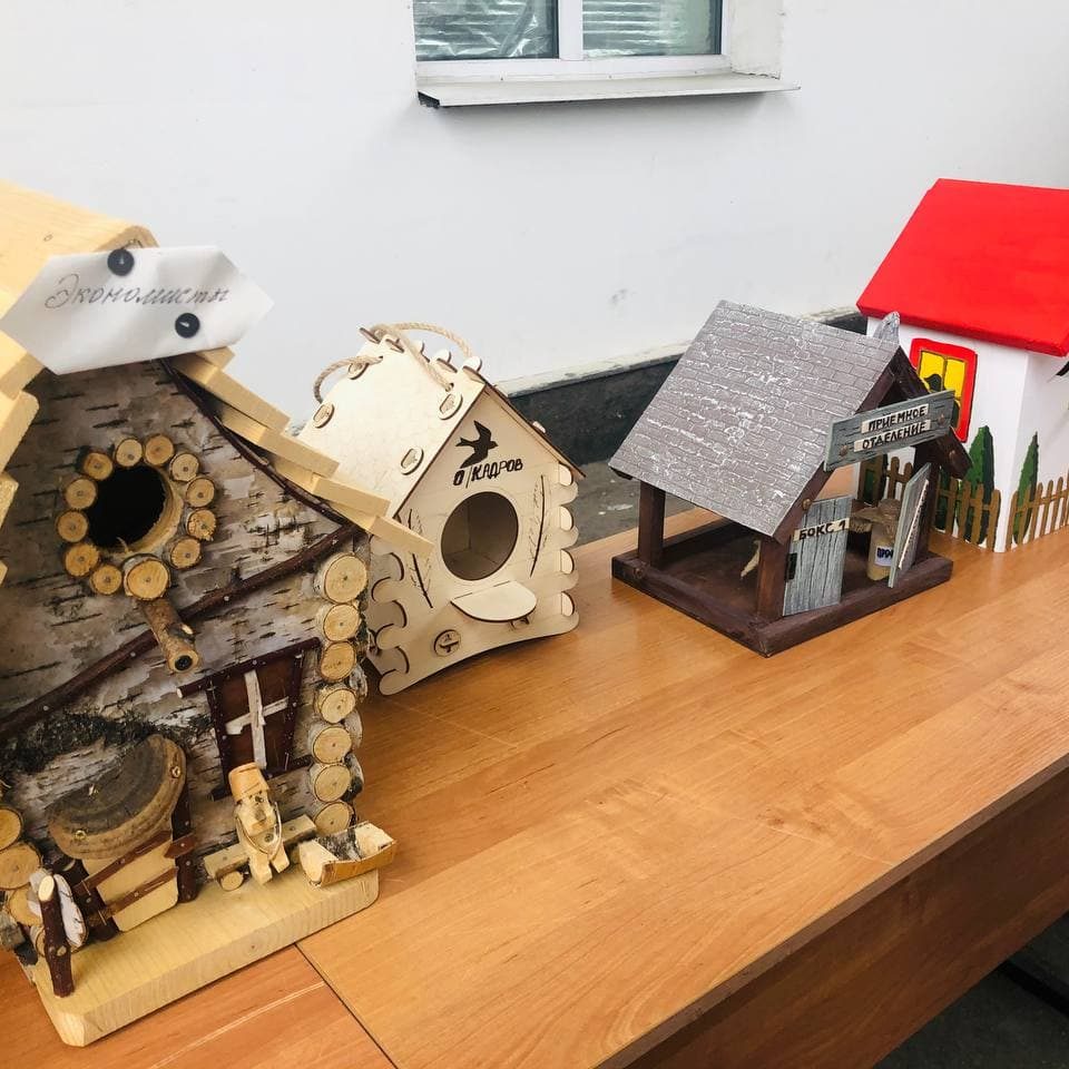 Сегодня, в день субботника мы провели в больнице необычную акцию - конкурс на лучший скворечник. От всех отделений было представлено 57 скворечников, каждый из которых можно назвать произведением искусства.