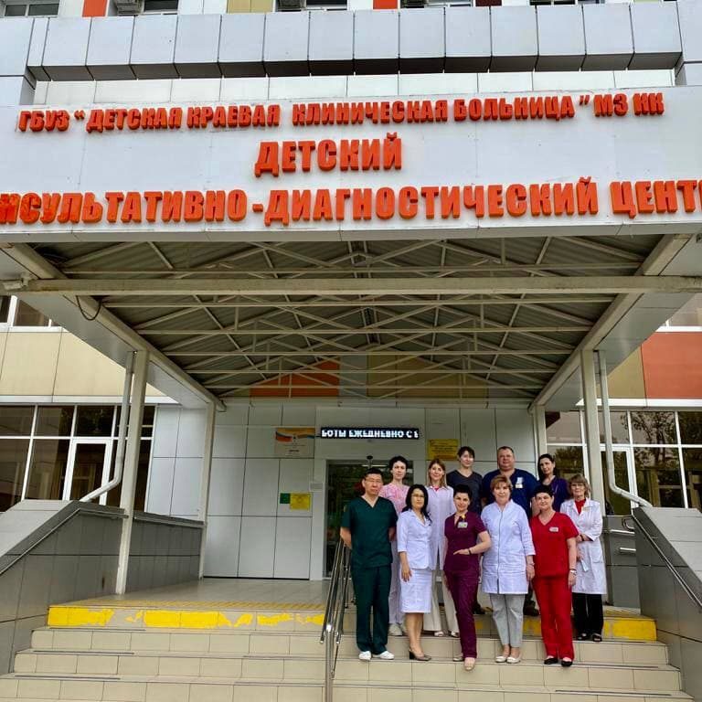 В минувшие выходные бригада специалистов нашей больницы (всего 13 специалистов) в рамках реализации Соглашения о сотрудничестве с Национальным центром помощи детям, провели очередной выездной День открытых дверей в Краснодаре
