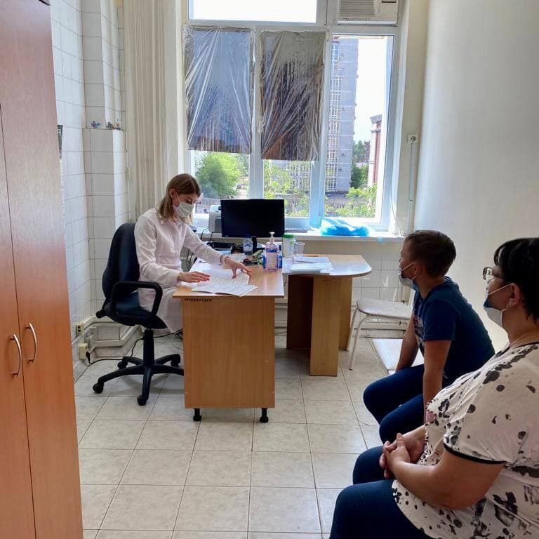 В минувшие выходные бригада специалистов нашей больницы (всего 13 специалистов) в рамках реализации Соглашения о сотрудничестве с Национальным центром помощи детям, провели очередной выездной День открытых дверей в Краснодаре