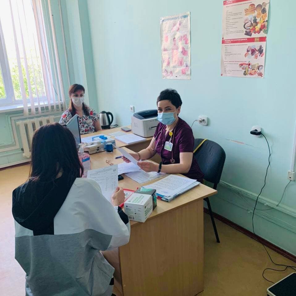 В минувшие выходные бригада специалистов нашей больницы (всего 13 специалистов) в рамках реализации Соглашения о сотрудничестве с Национальным центром помощи детям, провели очередной выездной День открытых дверей в Краснодаре