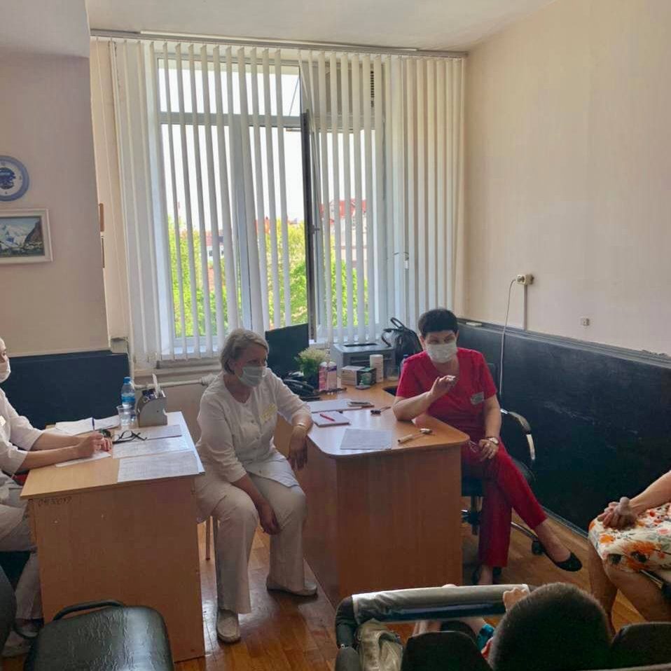 В минувшие выходные бригада специалистов нашей больницы (всего 13 специалистов) в рамках реализации Соглашения о сотрудничестве с Национальным центром помощи детям, провели очередной выездной День открытых дверей в Краснодаре