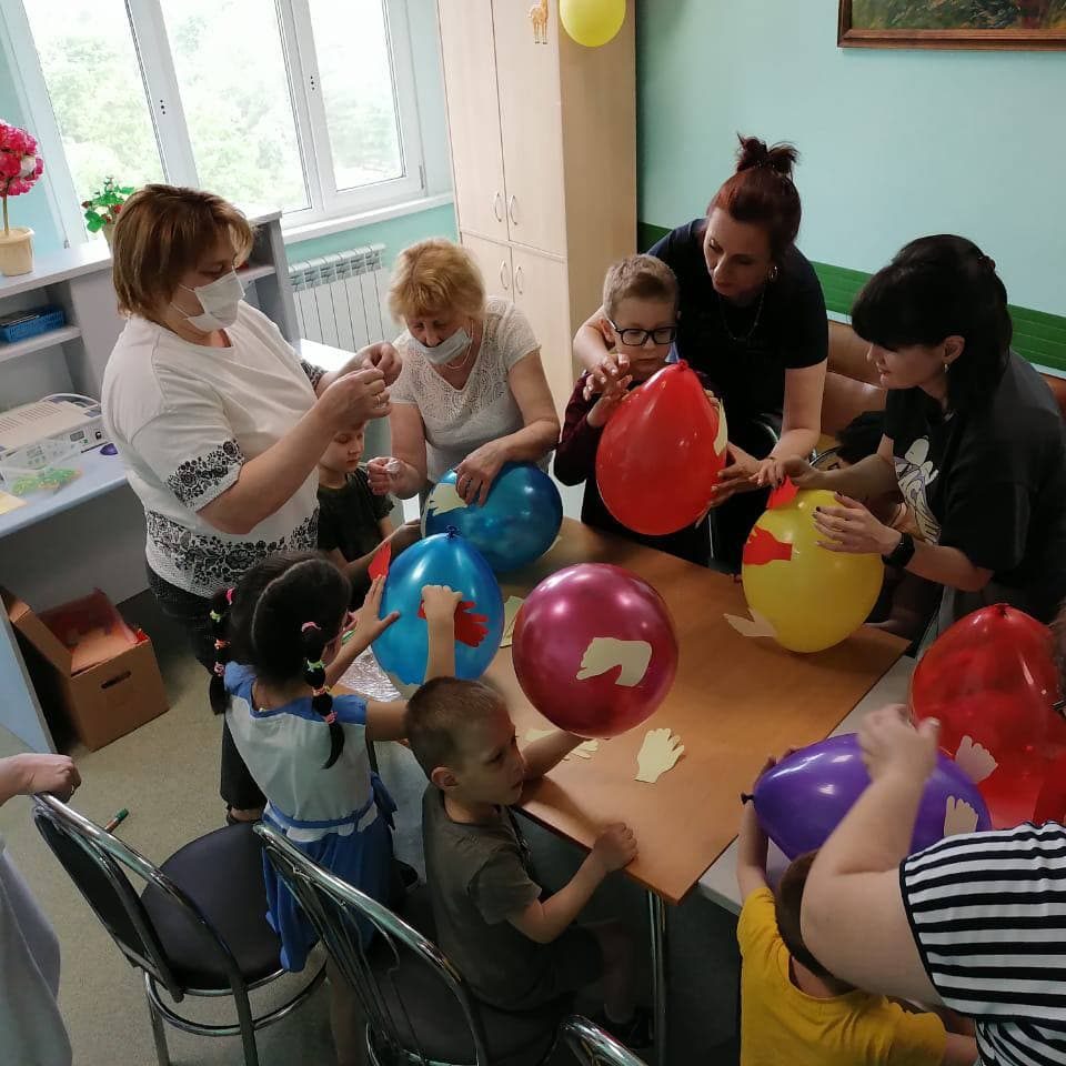 Сегодня учителя школы № 2097 провели интерактивную программу для наших маленьких пациентов в рамках мероприятий, приуроченных к Международному дню защиты детей.