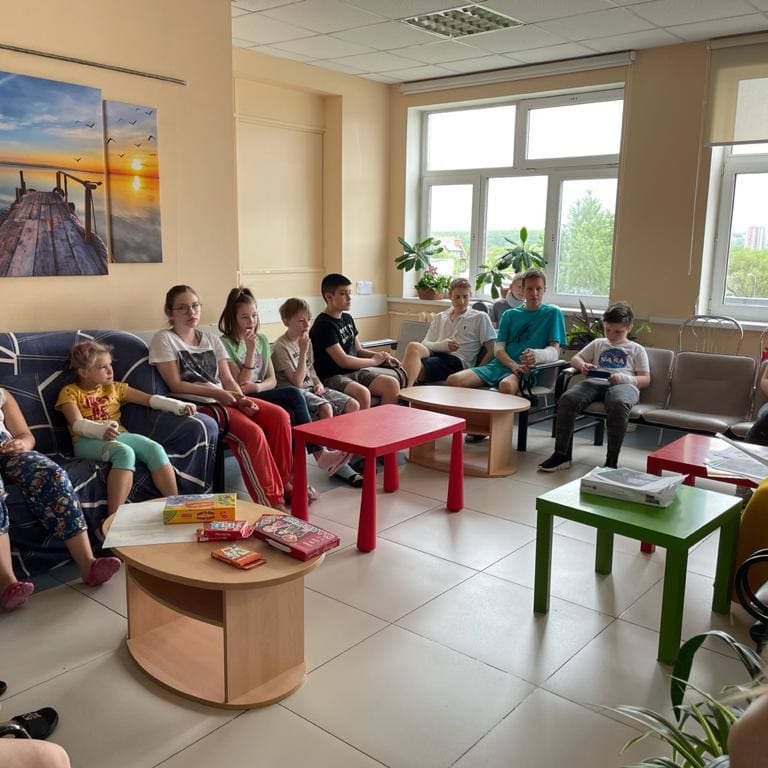 Сегодня учителя школы № 2097 провели интерактивную программу для наших маленьких пациентов в рамках мероприятий, приуроченных к Международному дню защиты детей.