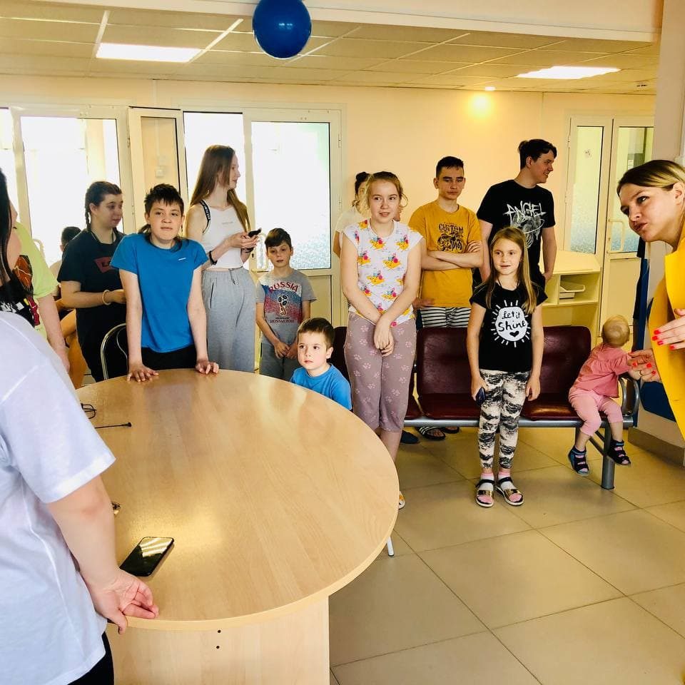 Сегодня педагоги школы № 827 провели интерактивную программу для наших маленьких пациентов в рамках мероприятий, приуроченных к Международному дню защиты детей.