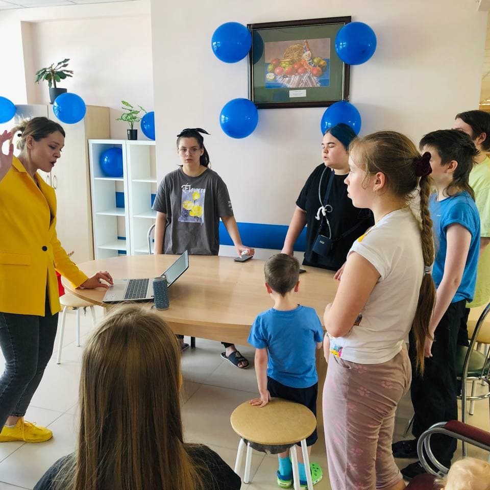 Сегодня педагоги школы № 827 провели интерактивную программу для наших маленьких пациентов в рамках мероприятий, приуроченных к Международному дню защиты детей.