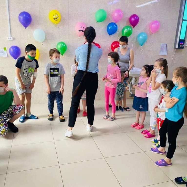 Сегодня педагоги школы № 827 провели интерактивную программу для наших маленьких пациентов в рамках мероприятий, приуроченных к Международному дню защиты детей.