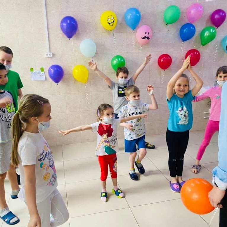 Сегодня педагоги школы № 827 провели интерактивную программу для наших маленьких пациентов в рамках мероприятий, приуроченных к Международному дню защиты детей.