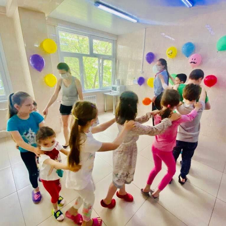 Сегодня педагоги школы № 827 провели интерактивную программу для наших маленьких пациентов в рамках мероприятий, приуроченных к Международному дню защиты детей.