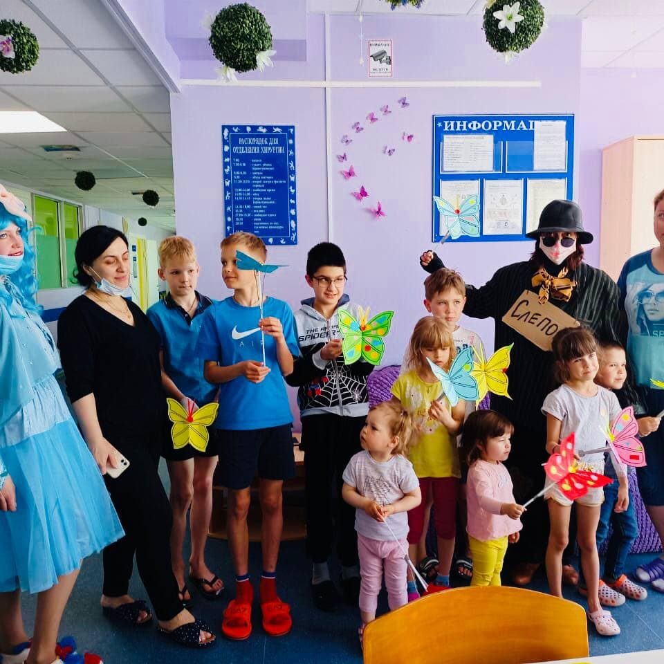 В нашей больнице продолжаются мастер-классы и творческие занятия для наших маленьких пациентов в рамках мероприятий, приуроченных к Международному дню защиты детей.