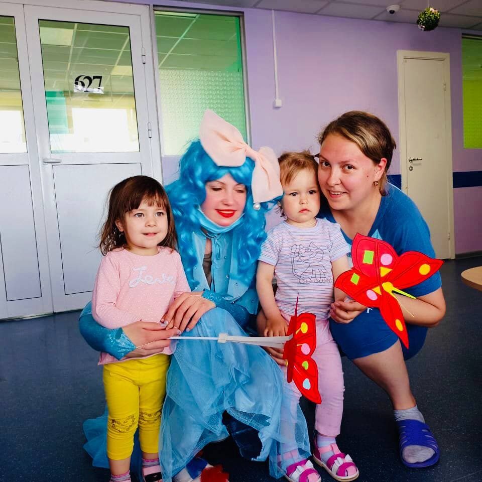 В нашей больнице продолжаются мастер-классы и творческие занятия для наших маленьких пациентов в рамках мероприятий, приуроченных к Международному дню защиты детей.