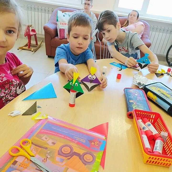 В нашей больнице продолжаются мастер-классы и творческие занятия для наших маленьких пациентов в рамках мероприятий, приуроченных к Международному дню защиты детей.