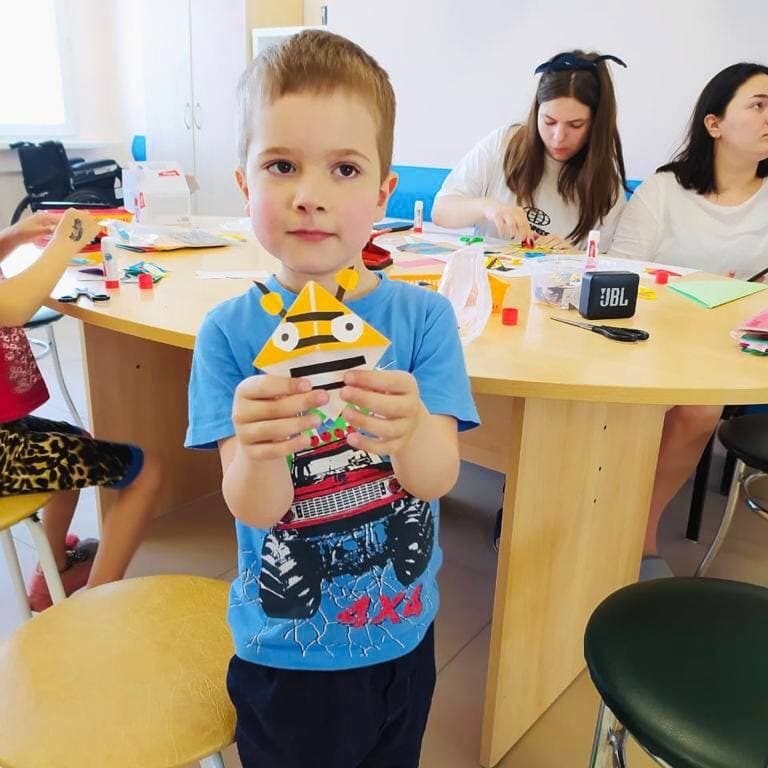 В нашей больнице продолжаются мастер-классы и творческие занятия для наших маленьких пациентов в рамках мероприятий, приуроченных к Международному дню защиты детей.