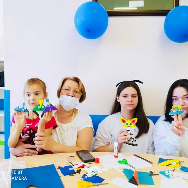 В нашей больнице продолжаются мастер-классы и творческие занятия для наших маленьких пациентов в рамках мероприятий, приуроченных к Международному дню защиты детей.