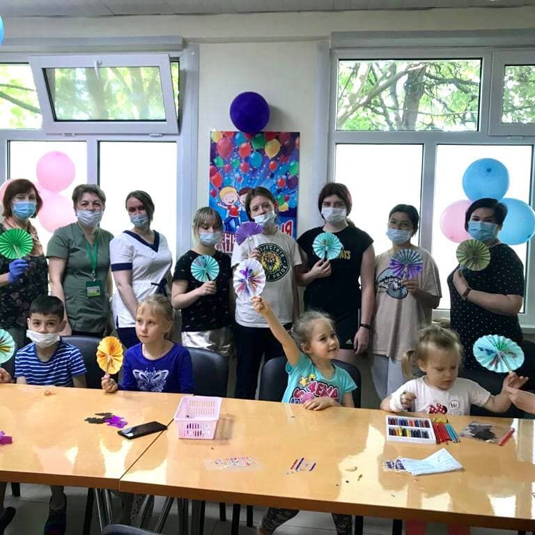В нашей больнице продолжаются мастер-классы и творческие занятия для наших маленьких пациентов в рамках мероприятий, приуроченных к Международному дню защиты детей.