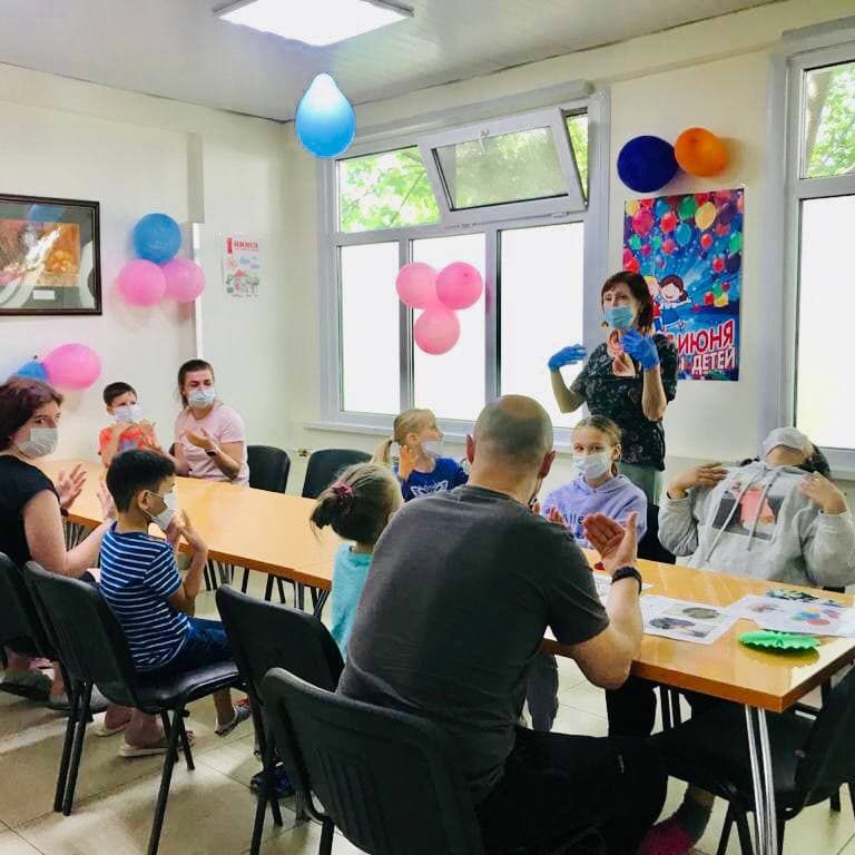 В нашей больнице продолжаются мастер-классы и творческие занятия для наших маленьких пациентов в рамках мероприятий, приуроченных к Международному дню защиты детей.