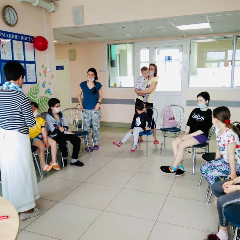 В нашей больнице продолжаются мастер-классы и творческие занятия для наших маленьких пациентов в рамках мероприятий, приуроченных к Международному дню защиты детей.