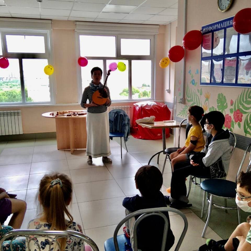 В нашей больнице продолжаются мастер-классы и творческие занятия для наших маленьких пациентов в рамках мероприятий, приуроченных к Международному дню защиты детей.