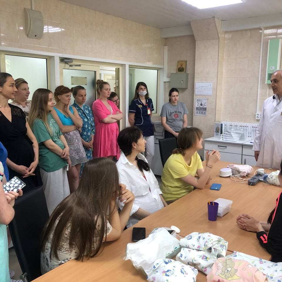 Накануне Международного дня защиты детей мы провели беседу с мамами неонатального отделения о проблемах здоровья детей и подарили всем книгу «Три главных года»