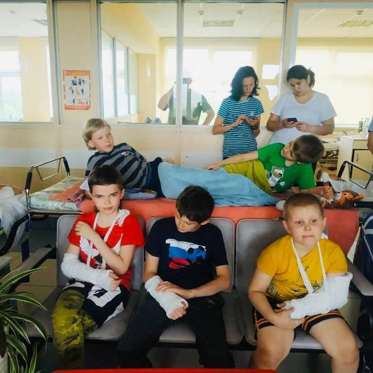 Сегодня педагоги школы № 827 провели интерактивную программу для наших маленьких пациентов в рамках мероприятий, приуроченных к Международному дню защиты детей.