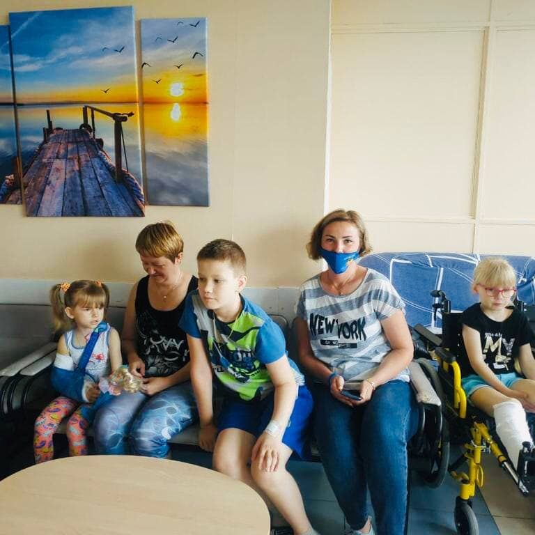 Сегодня педагоги школы № 827 провели интерактивную программу для наших маленьких пациентов в рамках мероприятий, приуроченных к Международному дню защиты детей.