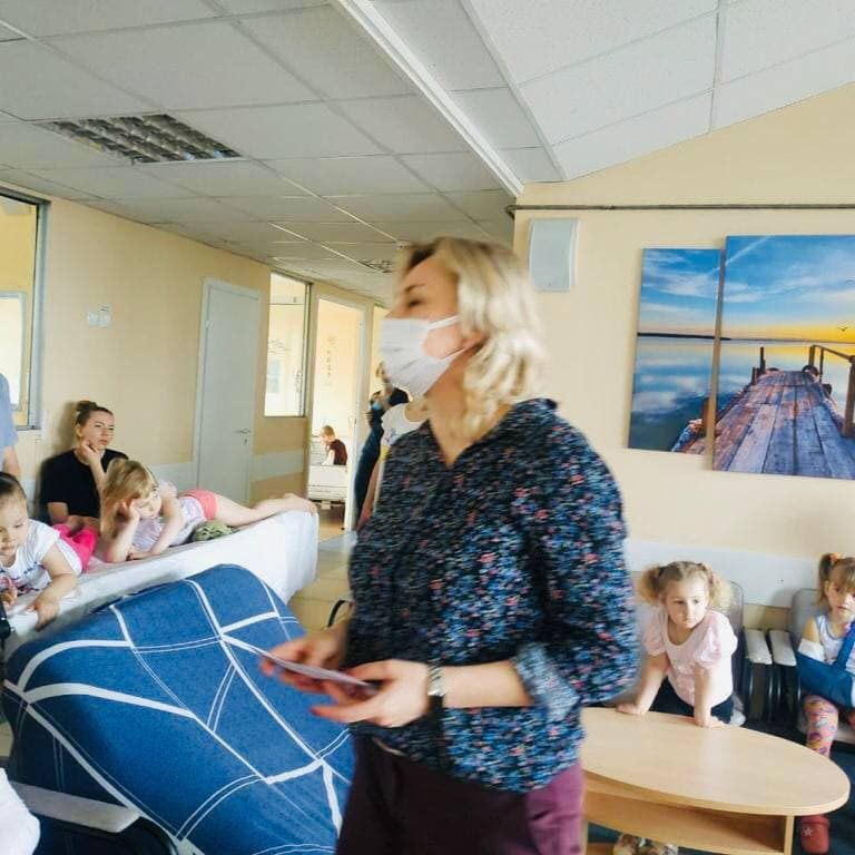 Сегодня педагоги школы № 827 провели интерактивную программу для наших маленьких пациентов в рамках мероприятий, приуроченных к Международному дню защиты детей.