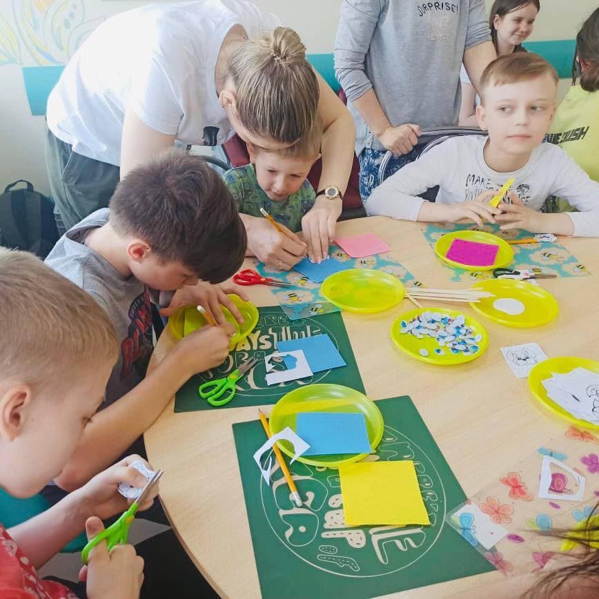 Сегодня педагоги школы № 827 провели интерактивную программу для наших маленьких пациентов в рамках мероприятий, приуроченных к Международному дню защиты детей.